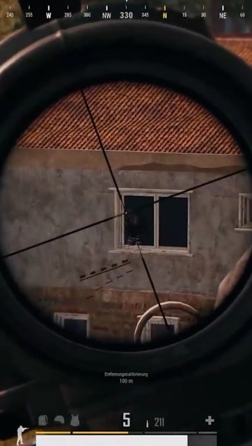 瞄准对面房区的人,98k一枪爆头