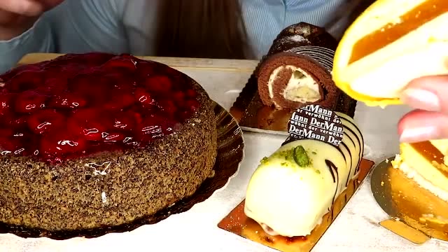 女吃货,吃香蕉夹心巧克力蛋糕卷西番莲芒果慕斯