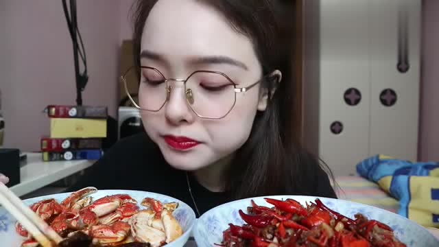 吃播哎哟阿尤:一人独食麻辣小龙虾 麻辣牛肉丝 牛轧糖,胃口真好