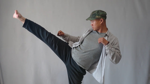 掌握这3点,你也可以像李小龙一样,摆出帅气的侧踢控腿