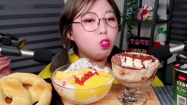 胖妹吃冰淇淋加水果爆爆珠冰粥,让人欲罢不能的夏日冷饮