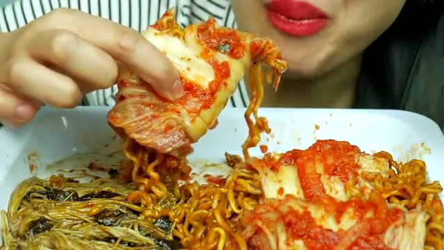 大胃王微笑姐, 吃酸菜卷火鸡面, 网友 看起来就很辣