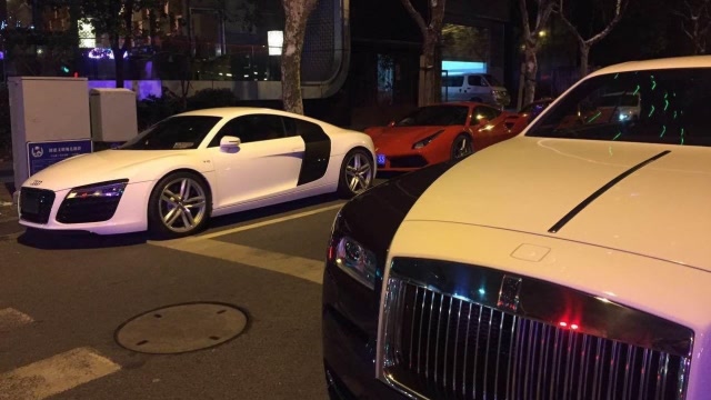 夜上海最热闹的地方,酒吧门口停18台超跑,最便宜是奥迪r8!