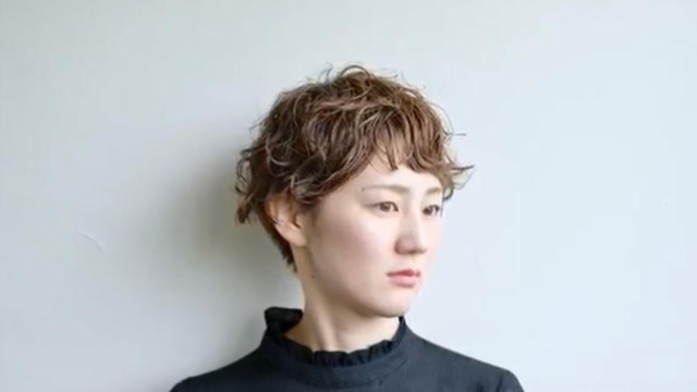瘦小的美女自然卷,发型师给她剪个短发变潮人