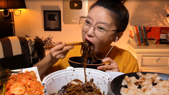 美女为了赚钱给儿子看病,狂吃东西,网友:可怜天下父母心.