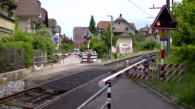 狭小的铁路交叉口,等了三分钟列车终于来了