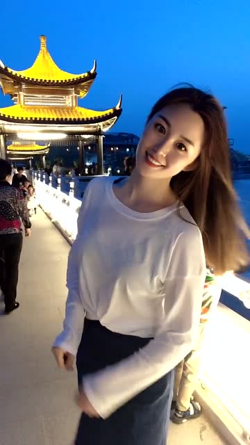 灵寿美景在灯火的映衬下显得格外别致,游玩的美女也格外的漂亮