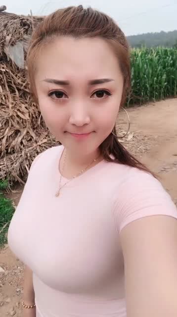 农村网红美女穿搭有范自拍也是很美