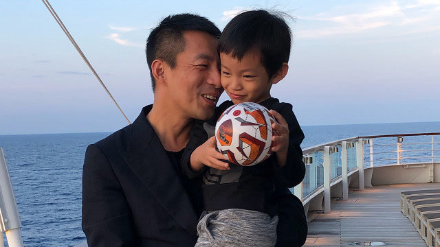 汪小菲罕见晒儿子正面照 三岁汪希箖长高了 脸贴脸尽显父子情深