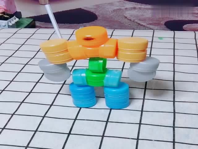 用瓶盖拼一个超级机器人,好看吧,和孩子一起做最开心!