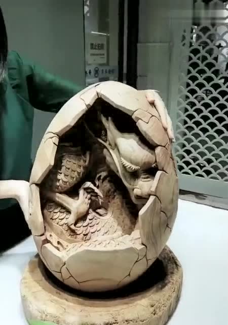 龙王留在人间的最后一颗蛋,没想到被美女砸烂了