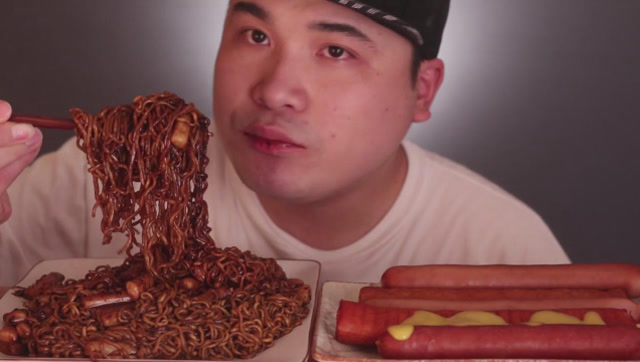 韩国大胃王胖哥,吃炸酱面配香肠,听听这咀嚼声,吃得太香了