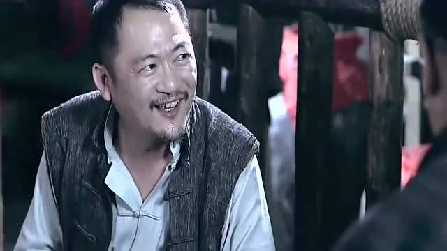 雪豹坚强岁月:手下疾奔而回报告情况,土匪头子喝酒这么开心