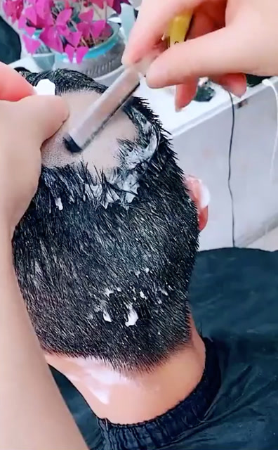 去理发店把头发剃光