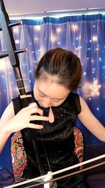 美女二胡独奏《赛马》新版本,这功力不一般,经典好听!