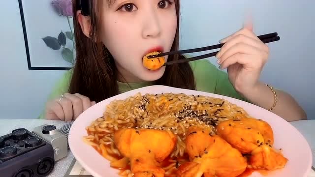看小姐姐大口吃芝士火鸡面,吸溜着吃的太满足了,真馋人啊