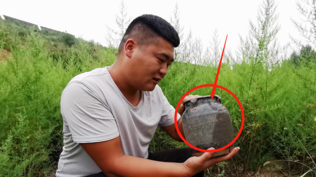 农村葛老三野外割蒿子,竟然发现民国"古董"?这下赚大了