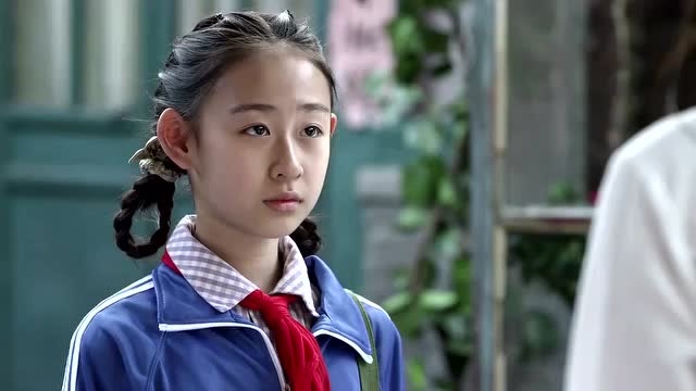 朵朵在院子里练舞,小雅妹妹放学回家,竟一直盯着她看