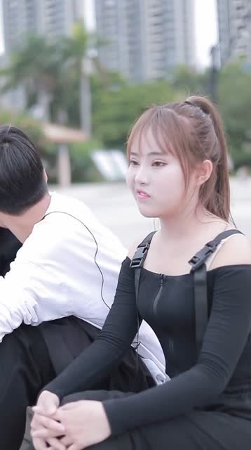 情侣秀恩爱,娜娜被人嫌弃是单身狗