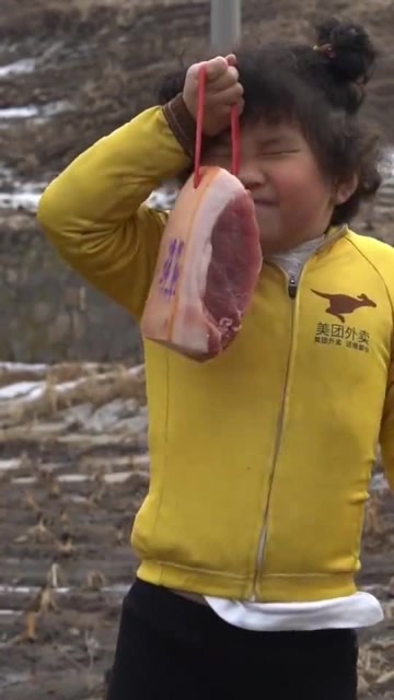 搞笑父女:闺女拿猪肉回家,接下来的对话搞笑了