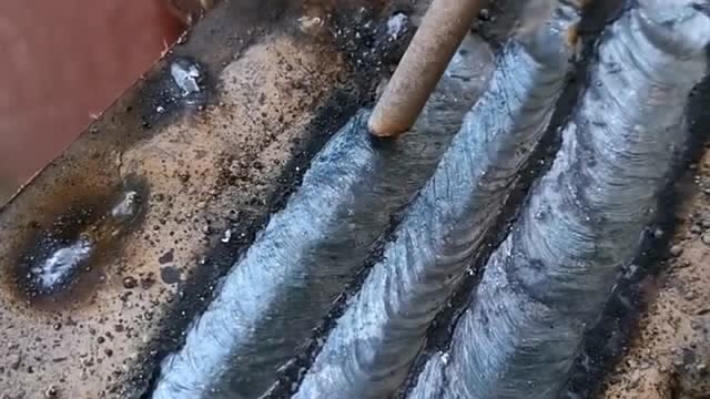 工地上新来的八级焊工,看这药皮就知道不简单,属实让我佩服!