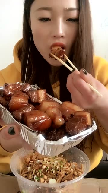 美女小姐姐直播吃红烧肉,一口一块,吃得真过瘾!