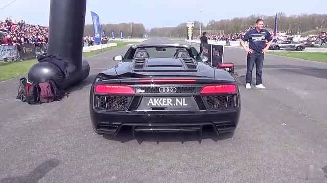 奥迪r8,vs,奔驰amg,gt,两台猛兽一起步就知道结果,r8真帅!