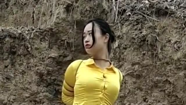 美女这是拍的什么电影,竟然被人拿绳子捆绑了起来,导演组也太坏了吧!
