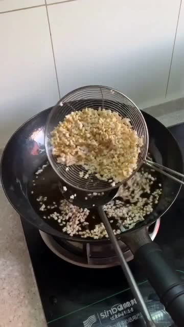油炸大米,大米花就这样做好了