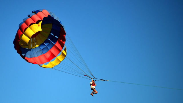 国外牛人发明逃生降落伞,高楼逃生无压力,1000米跳下毫发无损!