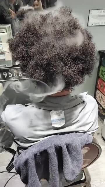 头发烫冒烟了,我也不懂我也不敢问,黑人烫脏辫很扣弹
