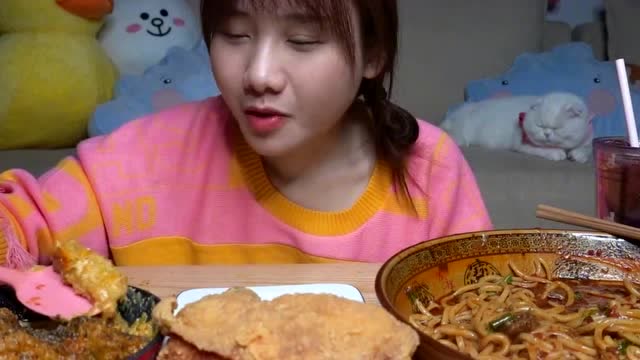 大胃王密子君深夜食堂火锅牛肉面配自己炸的炸鸡肚子叫了