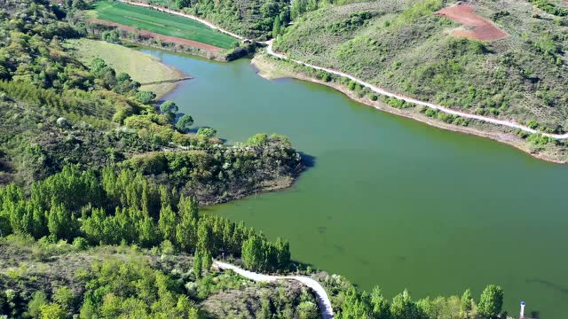 航拍洛宁春山溪谷