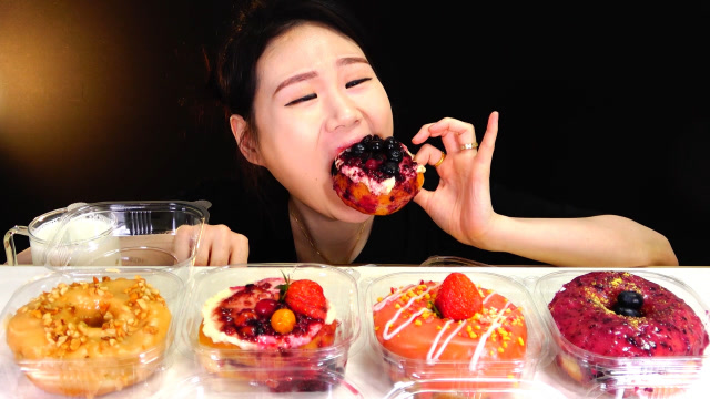 韩国大胃王卡妹,吃甜甜圈,大口大口地吃,看看这吃相,太过瘾了