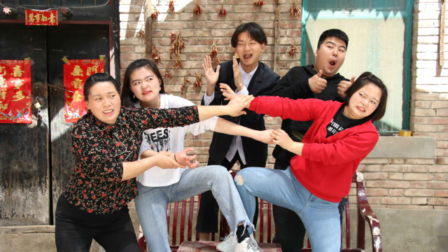 妯娌俩吵架,俩儿子不劝架还在一旁看笑话,没想婆婆一来精彩了