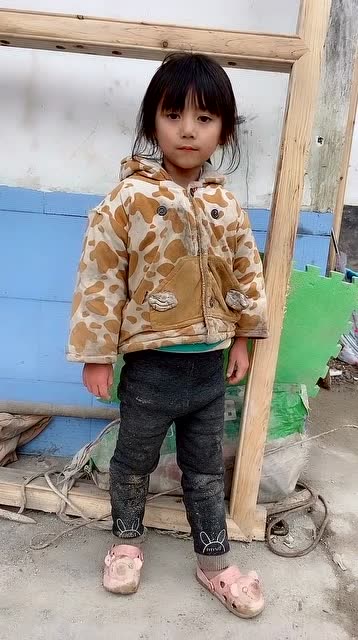 农村六岁的小妮子,接下来的一幕,网友我也想要这样的女儿