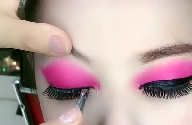 儿童舞台装的妆容,眼影腮红一定要夸张,颜色一定要鲜艳