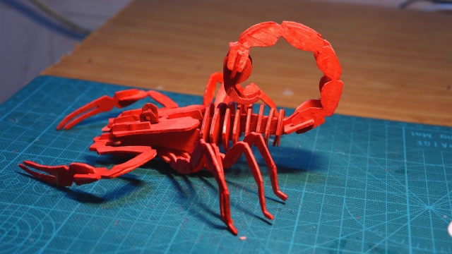 教你用椴木板做一只红色的蝎子模型玩具,易常简单!