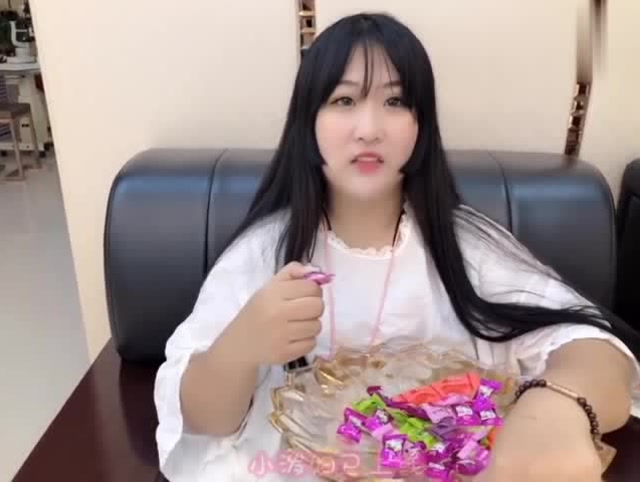 哥哥带着胖妹配眼镜,胖妹吃糖,胖妹:我低血糖,真搞笑
