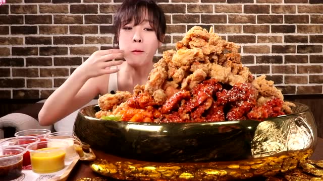 大胃王mini挑战聚宝盆炸鸡限时吃完有奖励哦