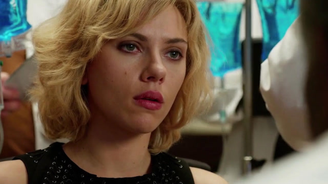 《超体》寡姐化身女超人,意念控制,穿越时空,无所不能,真厉害