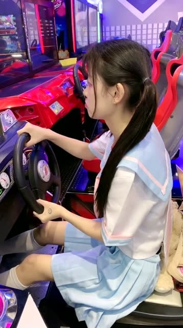 萝莉:双马尾少女在线开车