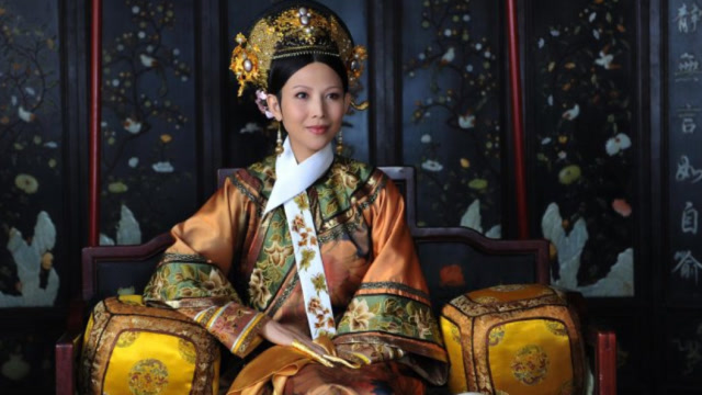 清朝宫女脖子上为何挂上一条白绢?不是为了美观,而是为了方便皇帝