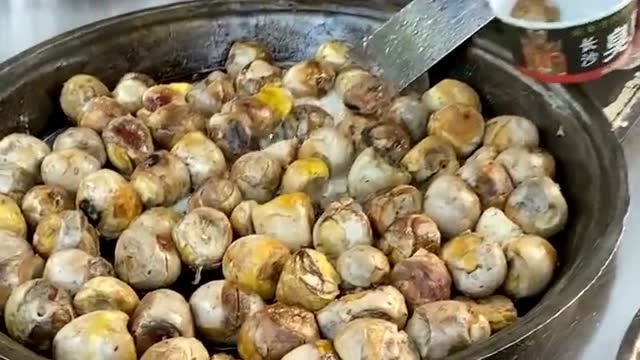 第一次见香煎毛蛋,在书店街夜市上碰到的,这种煎毛蛋还真没有吃过!