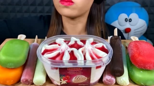 小姐姐吃各种各样的冰激凌和雪糕,炎热的夏天看着是不是超级凉爽