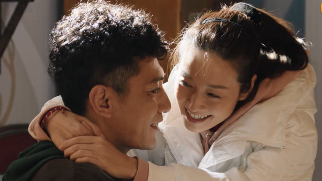 姚远在天台为路晓鸥庆生,1个举动令晓鸥脸红,网友:在一起!