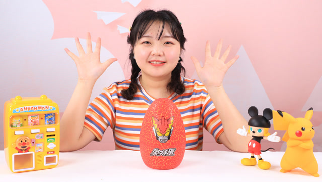 超级英雄玩具 奥特曼与怪兽的盲猜游戏 草莓姐姐获得奥特蛋吃到美味