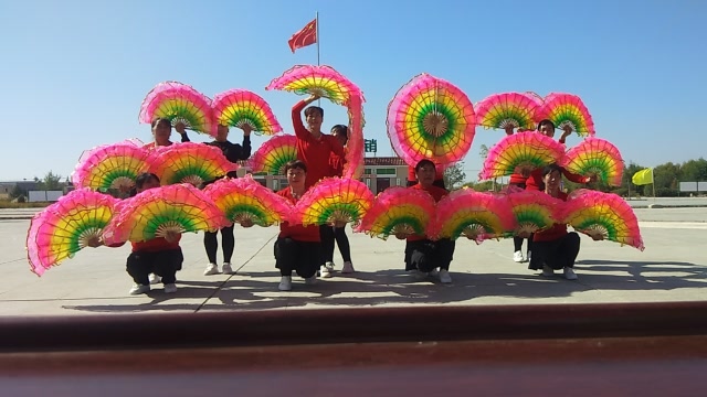 扇子舞中国红一等奖图片