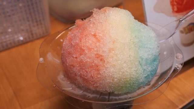 小伙街头制作碎冰桶,简单方便还凉爽,一口下去三种口味