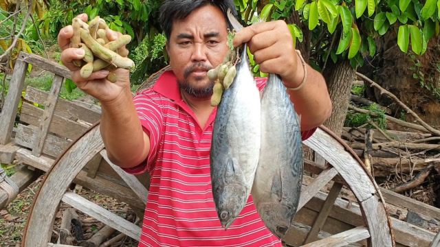 大叔用油炸秋刀鱼配上巴豆炸酱吃味道好极了